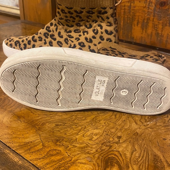 Leopard Print High-Top Sneakers. Kids size 3 - Picture 2 of 3